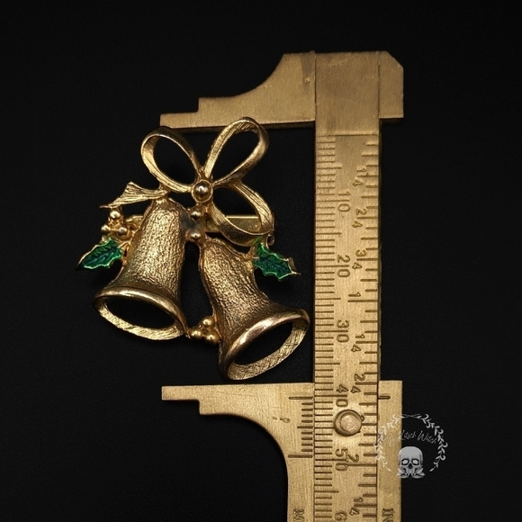 Retro Christmas Brooches, Lot of 3 - Gold toned Wreath, Poinsettia, and Bell - Picture 5 of 5